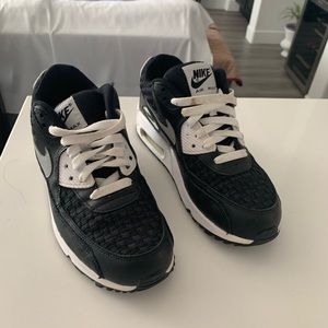 Nike Air Max 90: Black & White
